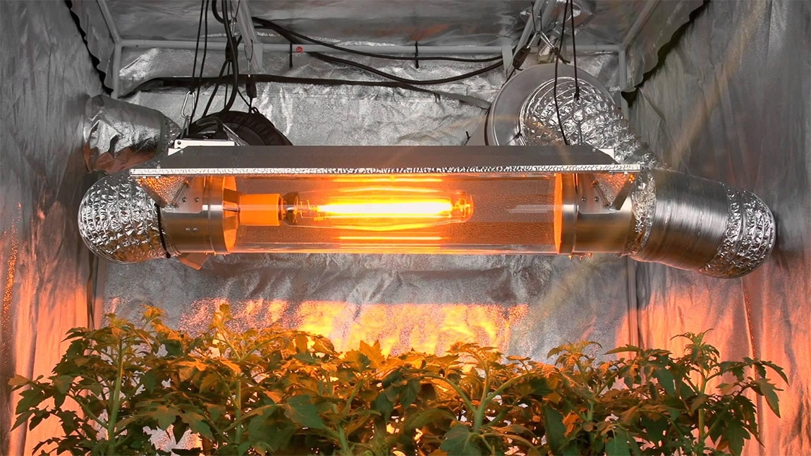 Tenda de cultivo com sistema de refrigeração da lâmpada